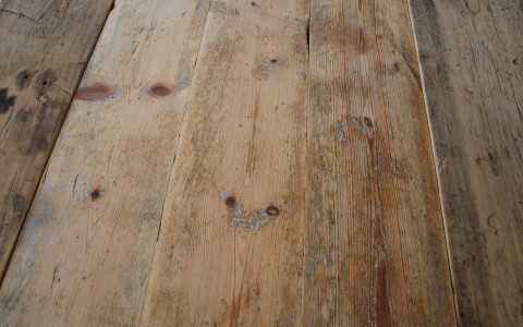Närbild rustikt bord av gamla golvbrädor